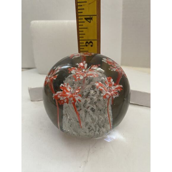 Vintage Round Handblown Art Glass Paperweight Six Stemmed Red & White Flowers - Picture 13 of 14